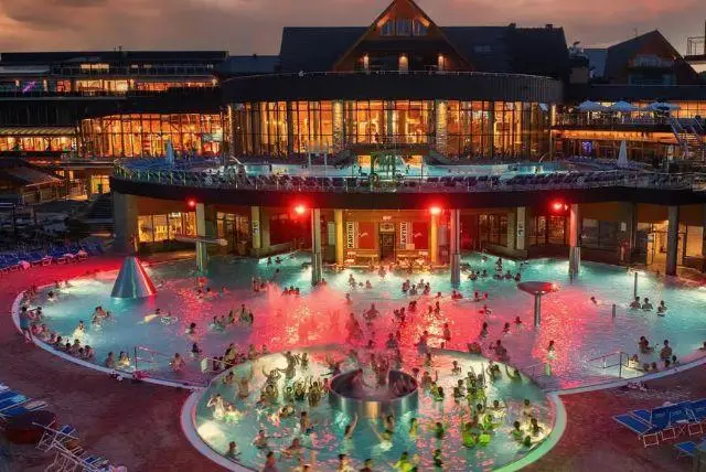 Chochołowskie Termy - מרחצאות חוחולובסקי הכי גדולים בפולין ליד קרקוב (כרטיסי כניסה כולל הסעות) credit to getyourguide.com