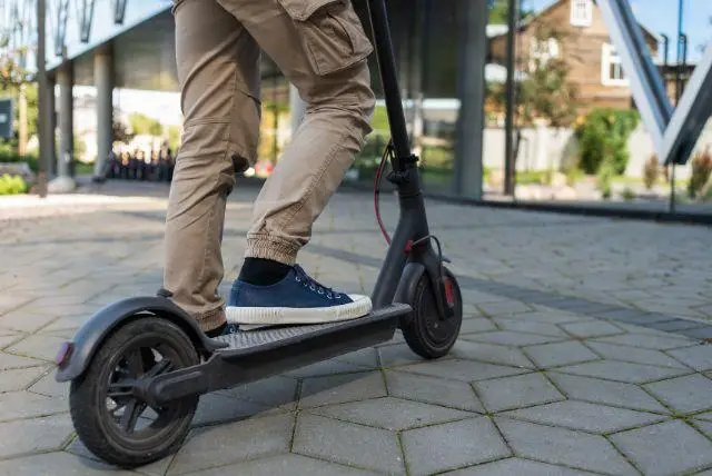 קרקוב על גלגלים: סיור קורקינט חשמלי בקרקוב עם מדריך