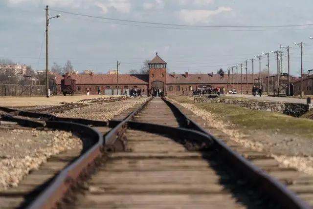 אוטובוס שאטל (כרטיס לכיוון אחד) לאושוויץ (הלוך או חזור לבחירתכם) credit to tiqets.com