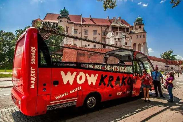 אוטובוס הופ און הופ אוף בקרקוב (אוטובוס התיירים של קרקוב) credit to getyourguide.com