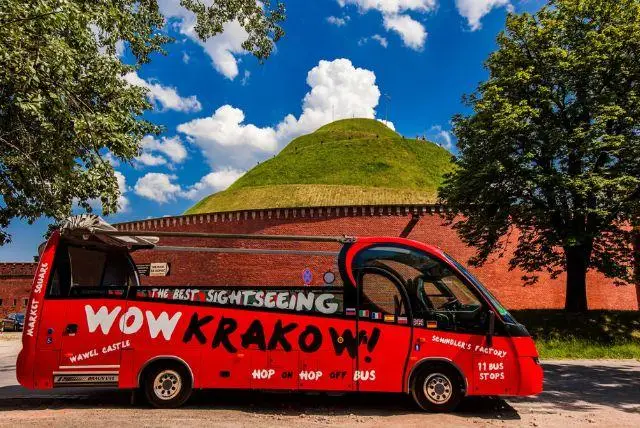 אוטובוס הופ און הופ אוף בקרקוב (אוטובוס התיירים של קרקוב) credit to getyourguide.com