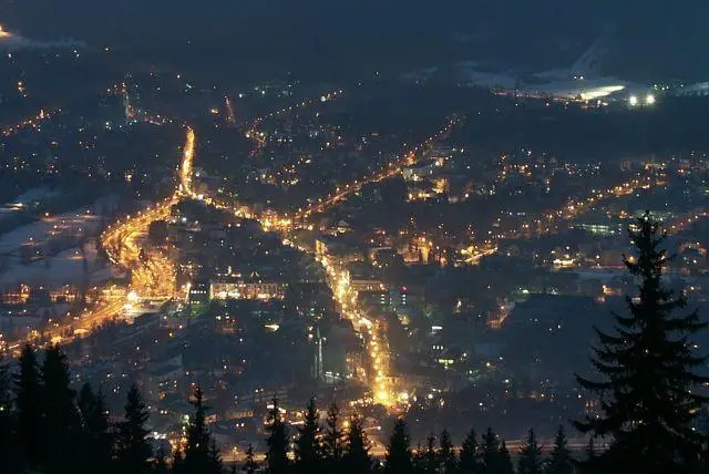 הכיכר המרכזית של העיירה זאקופנה