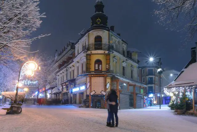 הכיכר המרכזית של העיירה זאקופנה