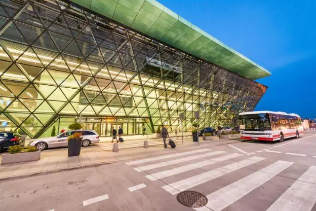 כרטיסים לרכבת מתחנת הרכבת המרכזית בקרקוב לשדה התעופה