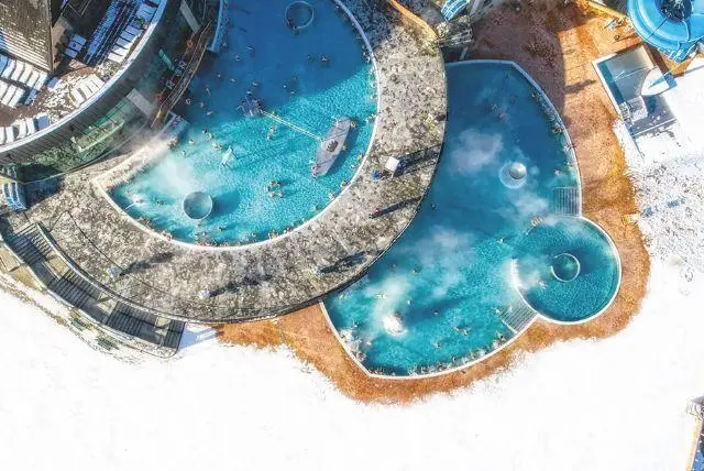 מעיינות חמים זקופנה - מרחצאות שאסור לפספס בזקפונה והסביבה credit to getyourguide.com