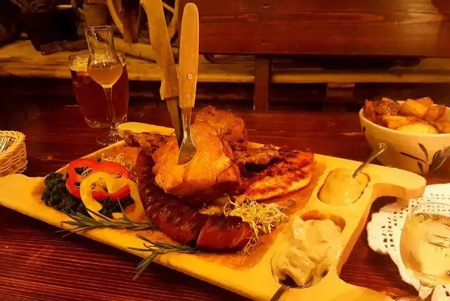 סיור טעימות אוכל פולני מסורתי בזאקופנה credit to getyourguide.com