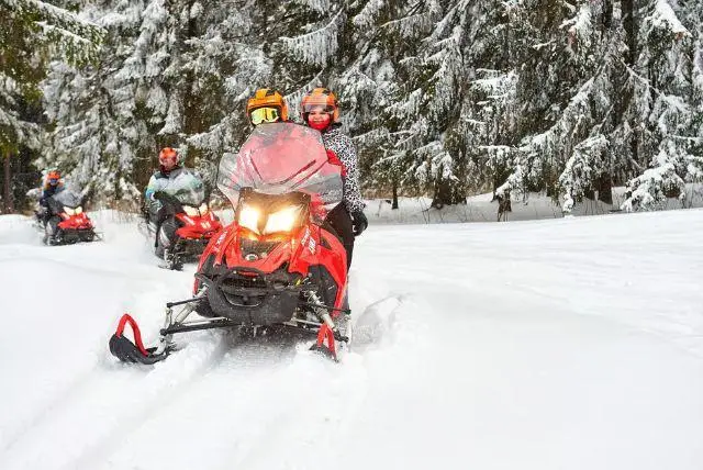 זקופנה אופנועי שלג - טיולים עם אופנועי שלג ומזחלות credit to getyourguide.com