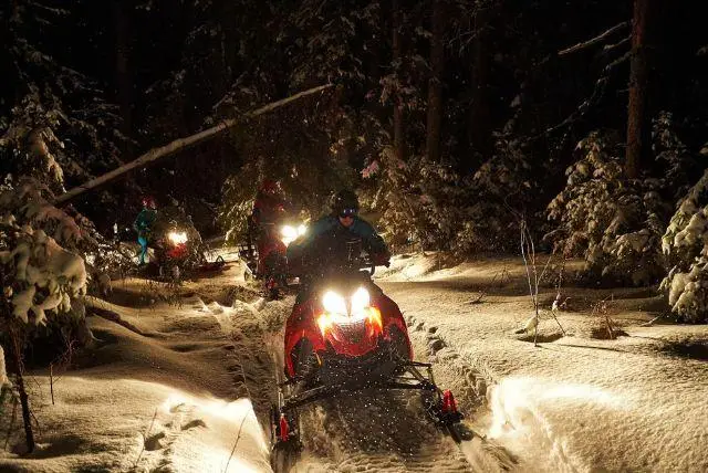 זקופנה אופנועי שלג - טיולים עם אופנועי שלג ומזחלות credit to getyourguide.com