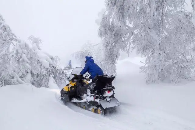 זקופנה אופנועי שלג - טיולים עם אופנועי שלג ומזחלות credit to getyourguide.com
