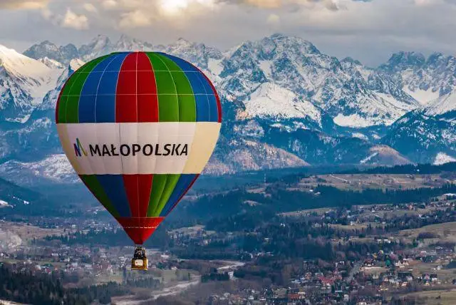 טיסה בכדור פורח מעל הרי הטטרה - יציאה מזאקופנה credit to getyourguide.com