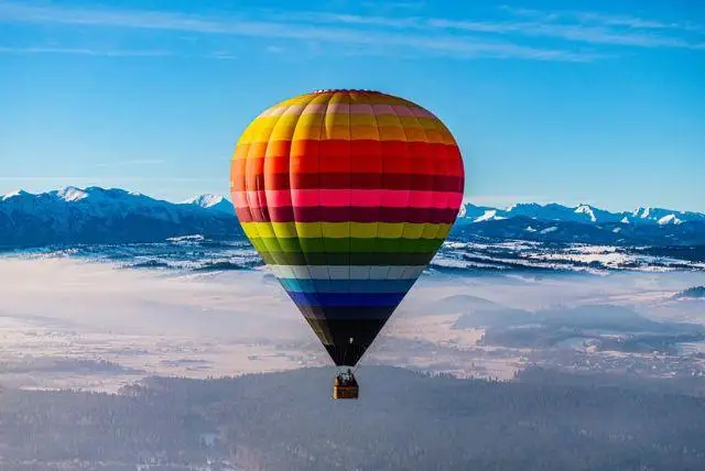 טיסה בכדור פורח מעל הרי הטטרה - יציאה מזאקופנה credit to getyourguide.com