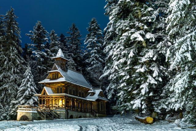 כנסייה פתוחה בסגנון בוטיקי - פולני (Kaplica Najświętszego Serca Jezusa w Jaszczurówce)