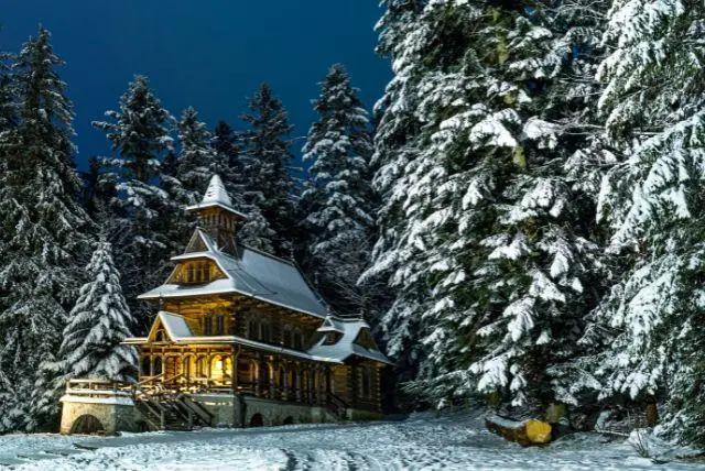 כנסייה פתוחה בסגנון בוטיקי - פולני (Kaplica Najświętszego Serca Jezusa w Jaszczurówce)