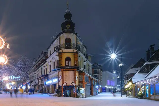 רחוב קרופובקי בזאקופנה - Krupówki הוא המדרחוב המרכזי (טיילת זאקופנה)
