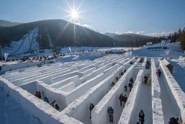 ספארי מבוך הקרח של זאקופנה - Snowlandia Śnieżny Labirynt credit to getyourguide.com