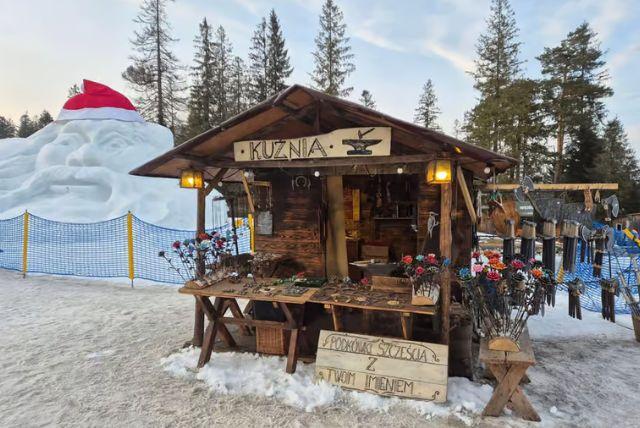 ספארי מבוך הקרח של זאקופנה - Snowlandia Śnieżny Labirynt credit to getyourguide.com