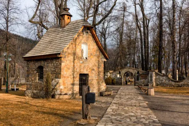 Peksow Brzyzek - בית הקברות העתיק של זאקופנה